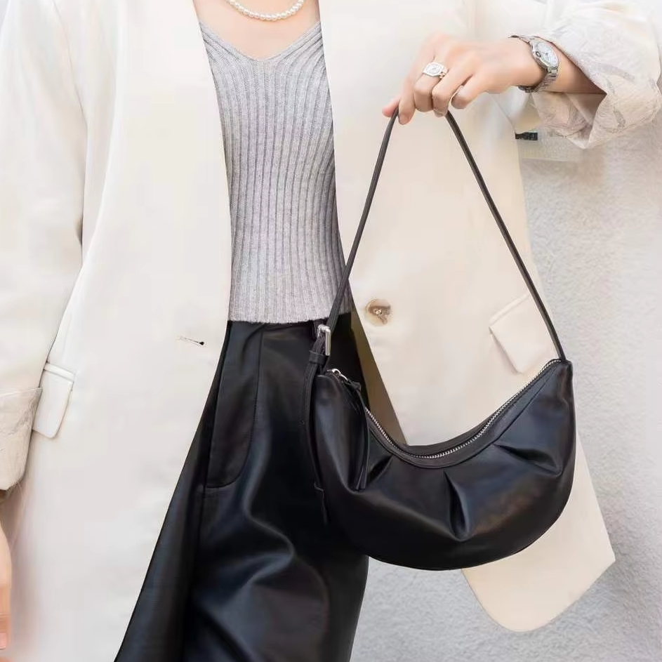 М'яка шкіряна сумка через плече у формі півмісяця