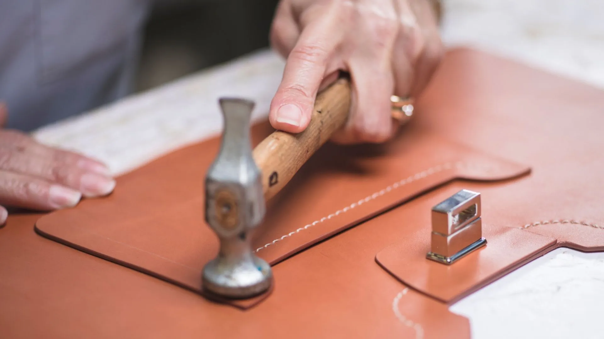 Genuine Leather vs. Microfiber Leather for Handbags: The Ultimate Durability Test 2 Genuine Leather vs Microfiber Leather