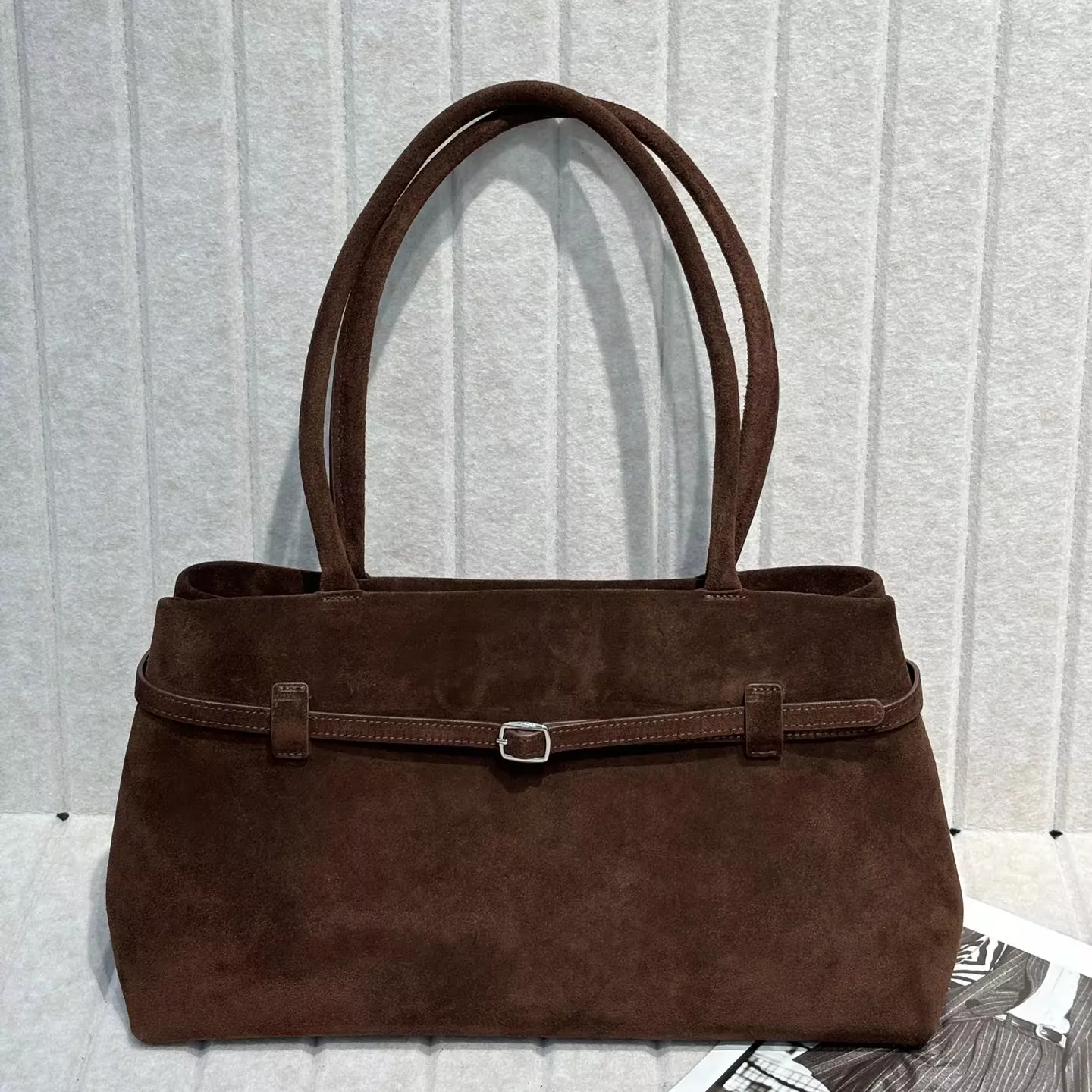 fabricant de sacs fourre-tout en cuir de vacheSac fourre-tout en cuir de vachette suédé pour femme Fabricant image suede cowhide leather tote bag manufacturer - Suede Cowhide Leather Tote Bag for Women Manufacturer image 1