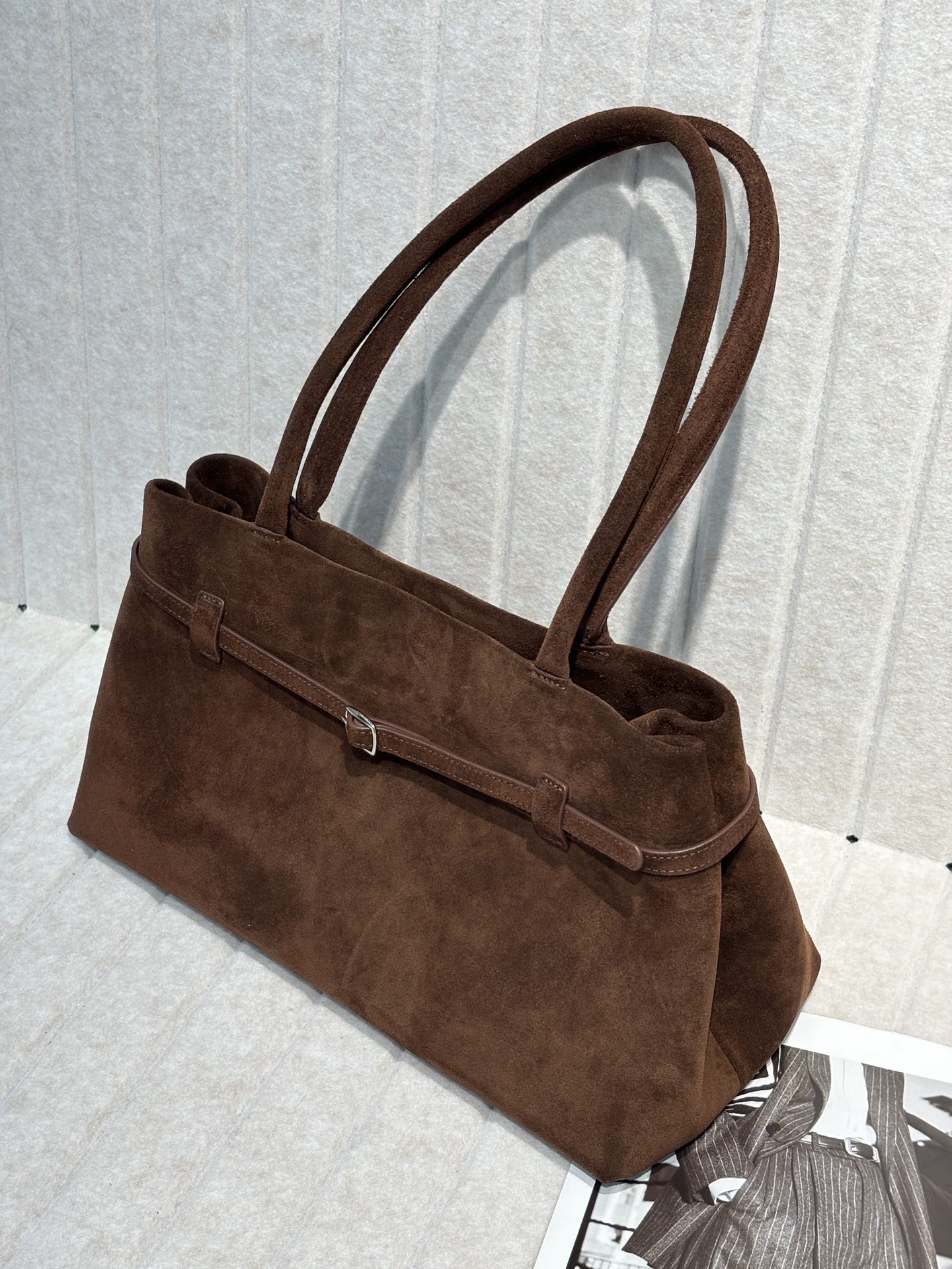 fabricant de sacs fourre-tout en cuir de vacheSac fourre-tout en cuir de vachette suédé pour femme Fabricant image suede cowhide leather tote bag manufacturer - Suede Cowhide Leather Tote Bag for Women Manufacturer image 3