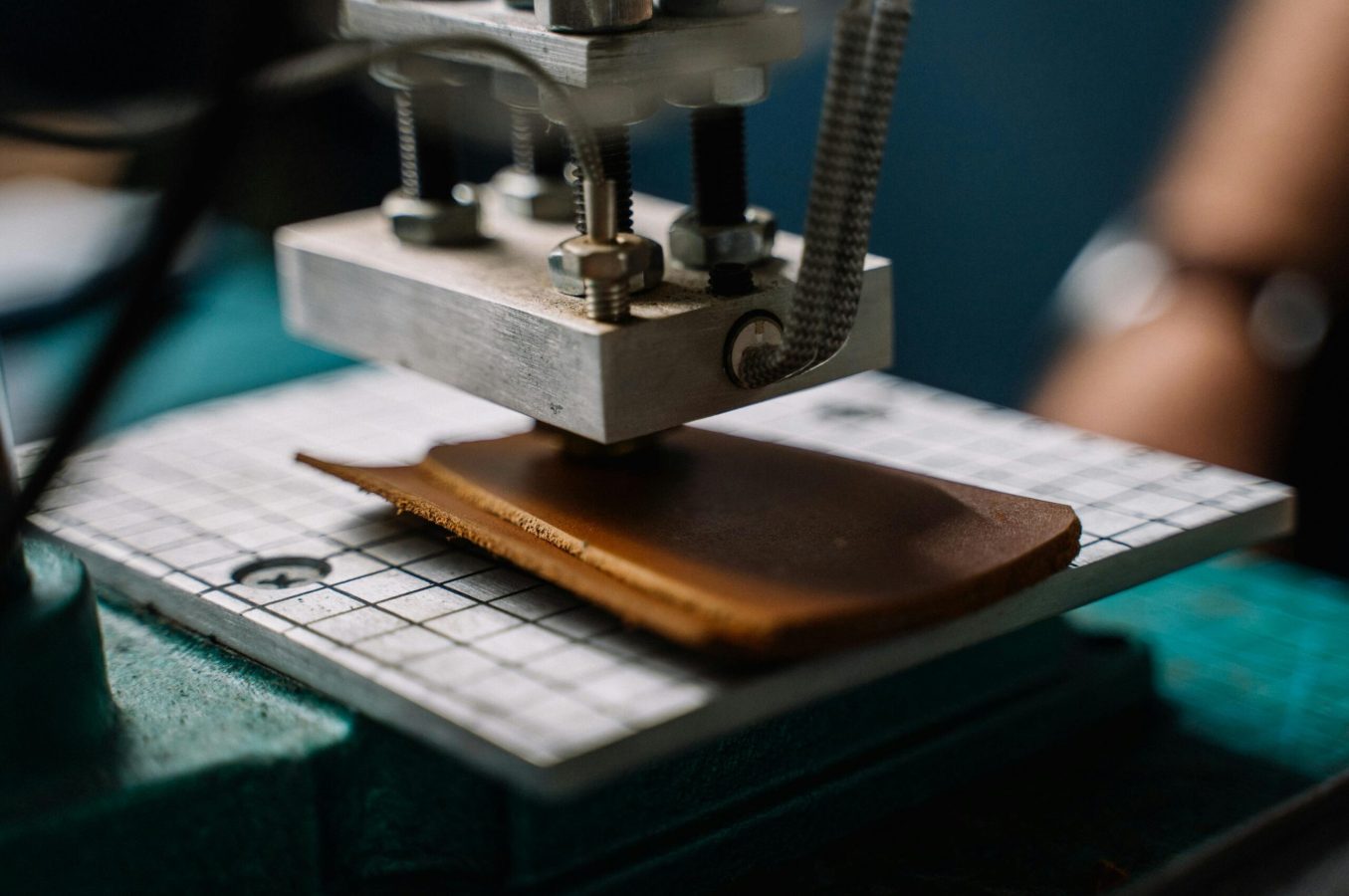 custom leather bags manufacturing process